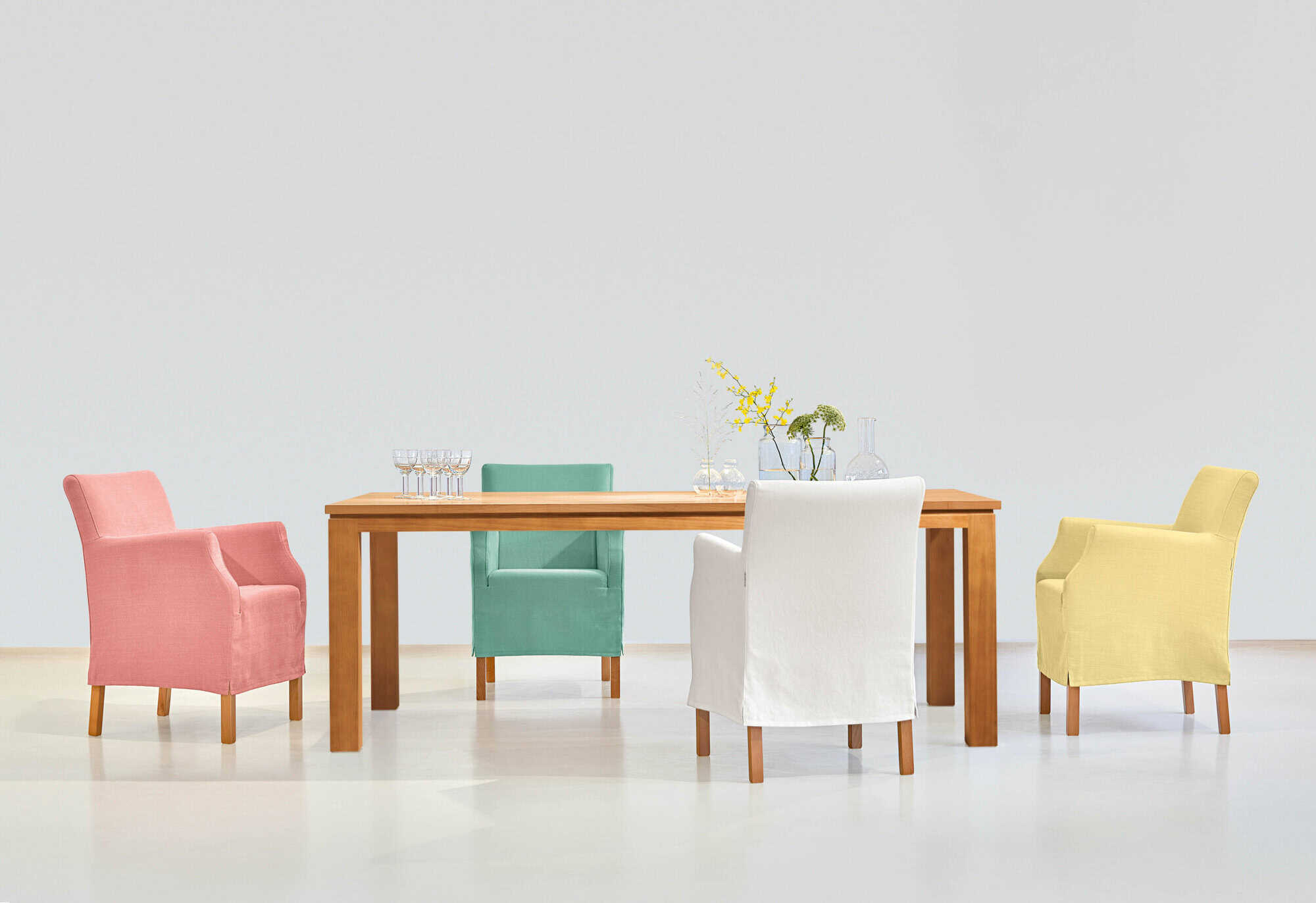 Tischsessel Lou Alta mit Stoff Linara ind den Farben Sorbet,Verdigris, Egret, Amber