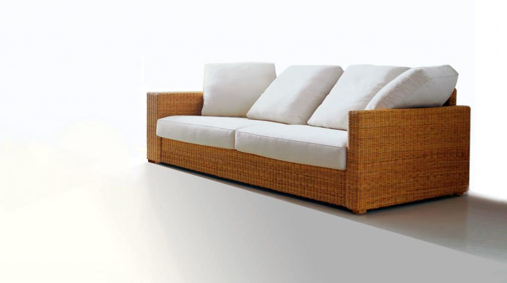 Rattansofa Naima aus hellem Bondotgeflecht mit vier gemütlichen Rückekissen.