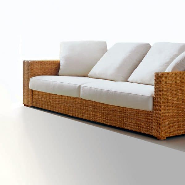Rattansofa Naima aus hellem Bondotgeflecht mit vier gemütlichen Rückekissen.