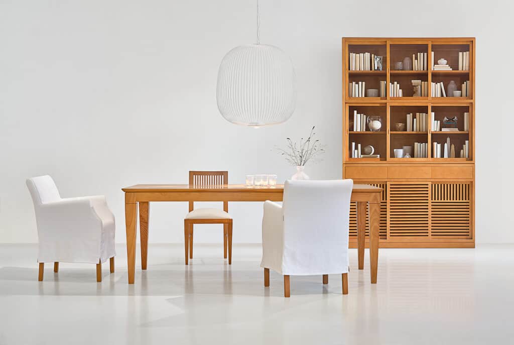 Hochwertige Vitrine in klarem Design, gefertigt aus honigfarbenem Pinienholz mit Schiebetüren.