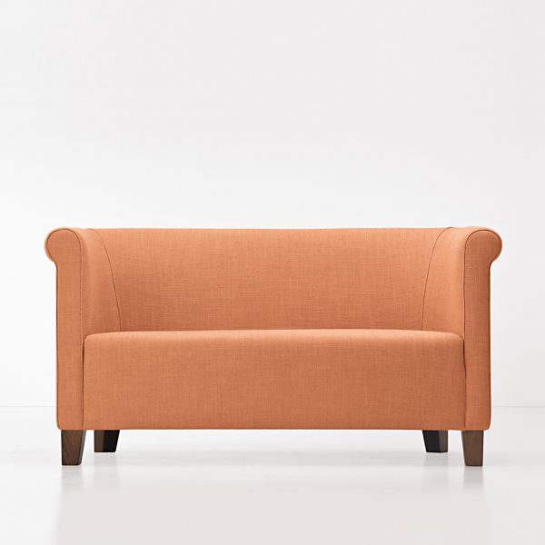 Sofa Clelia, kleiner Zweisitzer, orangefarben bezogen, mit geschwungenen Armlehnen und vier dunklen Holzfüßen.