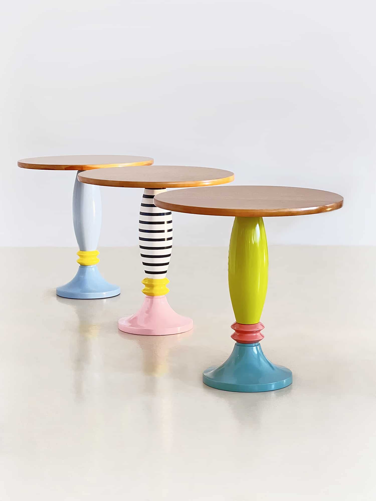 Moderne, runde Beistelltische mit schlanker Säule und rundem Standfuß in einer Auswahl lebendiger Farben.