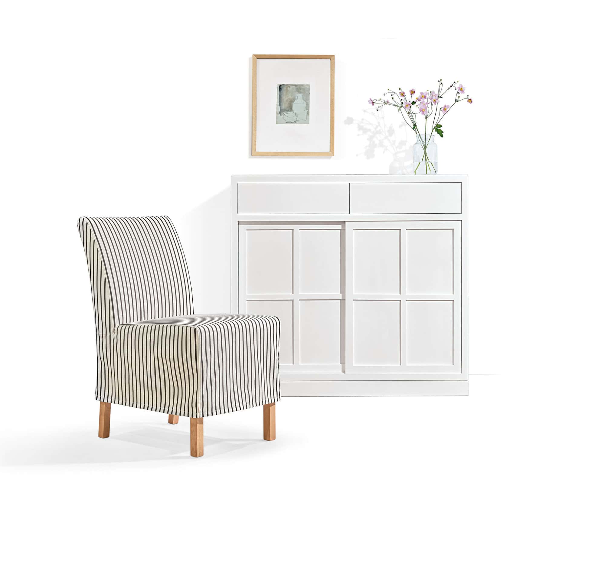 Multimodus Anrichte 6281/2 aus hochwertigem weißem Pinienholz. Diese stilvolle Anrichte bietet funktionale Eleganz mit zwei geräumigen Schubladen und zwei praktischen Schiebetüren, ideal für die Aufbewahrung und Organisation in jedem Wohnraum.
